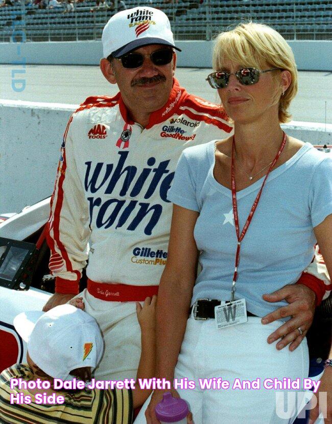 Photo Dale Jarrett, with his wife and child by his side