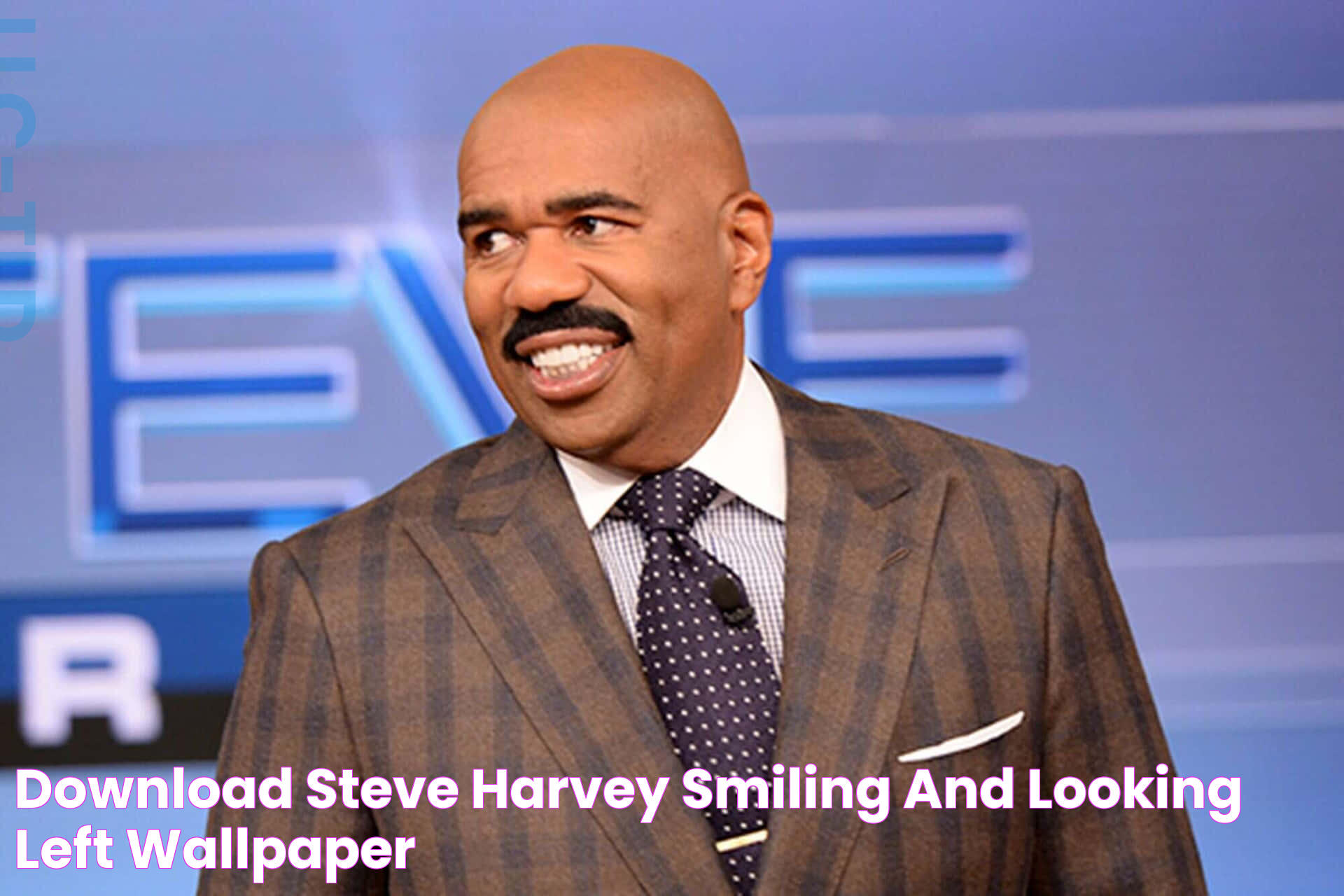 Download Steve Harvey Smiling And Looking Left Wallpaper