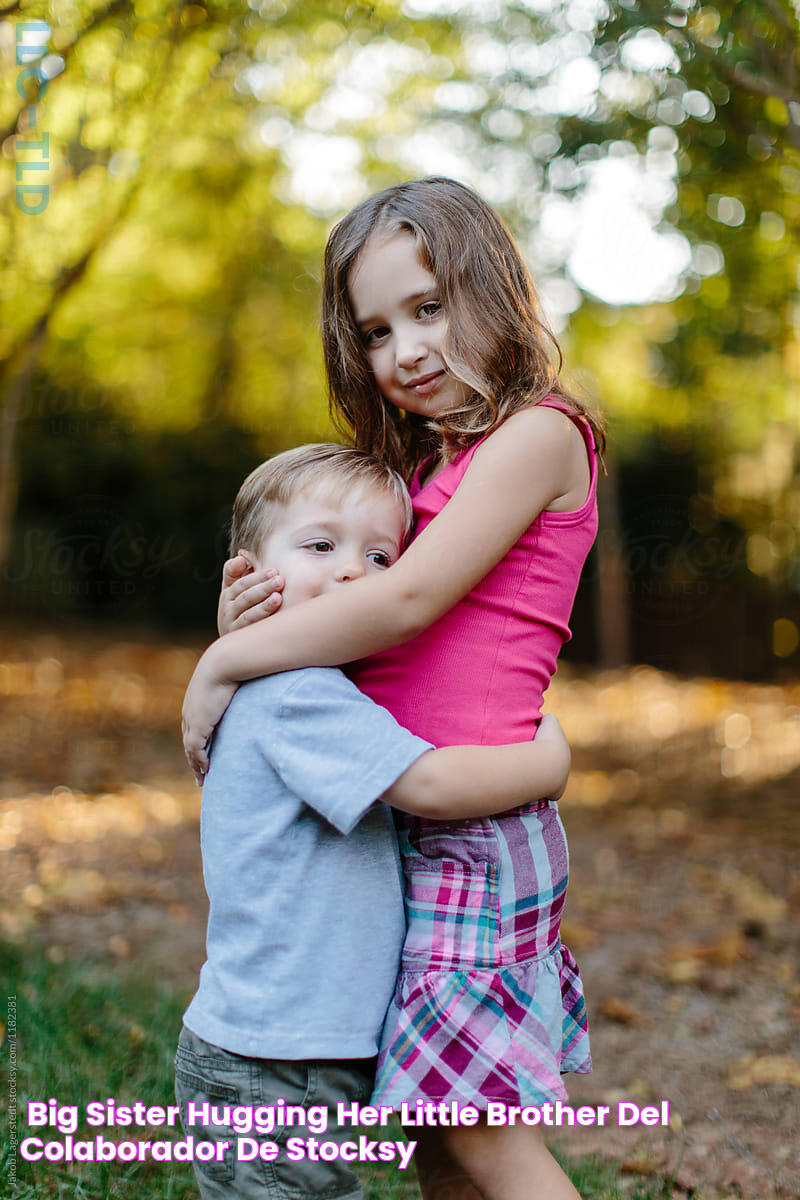 «Big Sister Hugging Her Little Brother» del colaborador de Stocksy