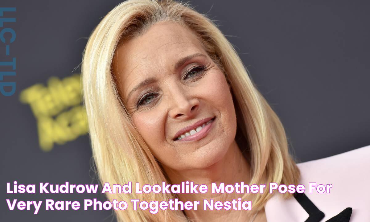 Lisa Kudrow and lookalike mother pose for very rare photo together Nestia