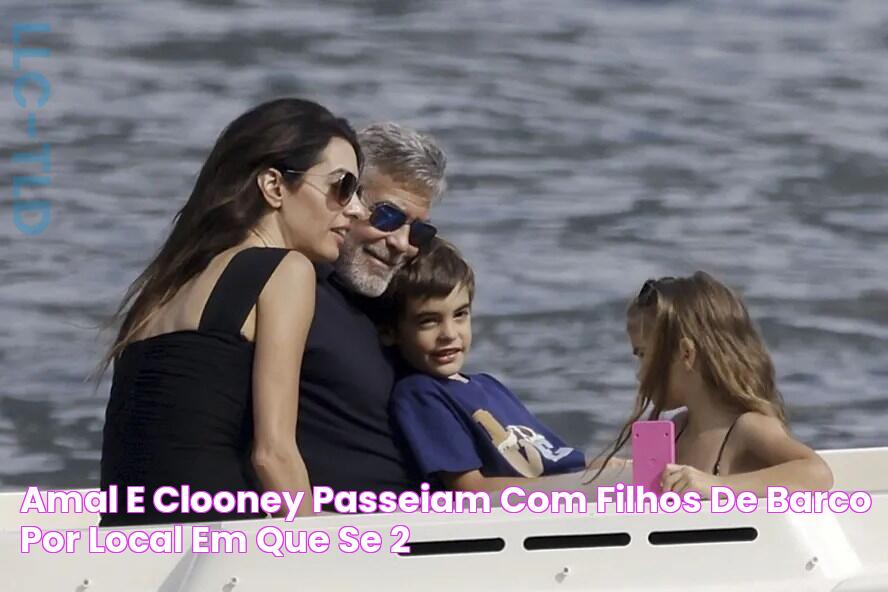 Amal e Clooney passeiam com filhos de barco por local em que se