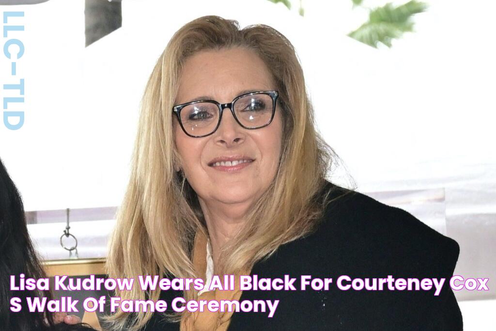 Lisa Kudrow Wears All Black for Courteney Cox’s Walk of Fame Ceremony