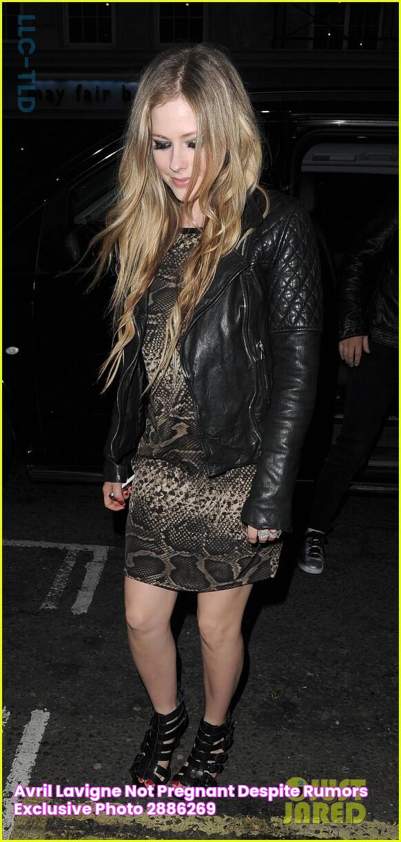 Avril Lavigne Not Pregnant Despite Rumors (Exclusive) Photo 2886269